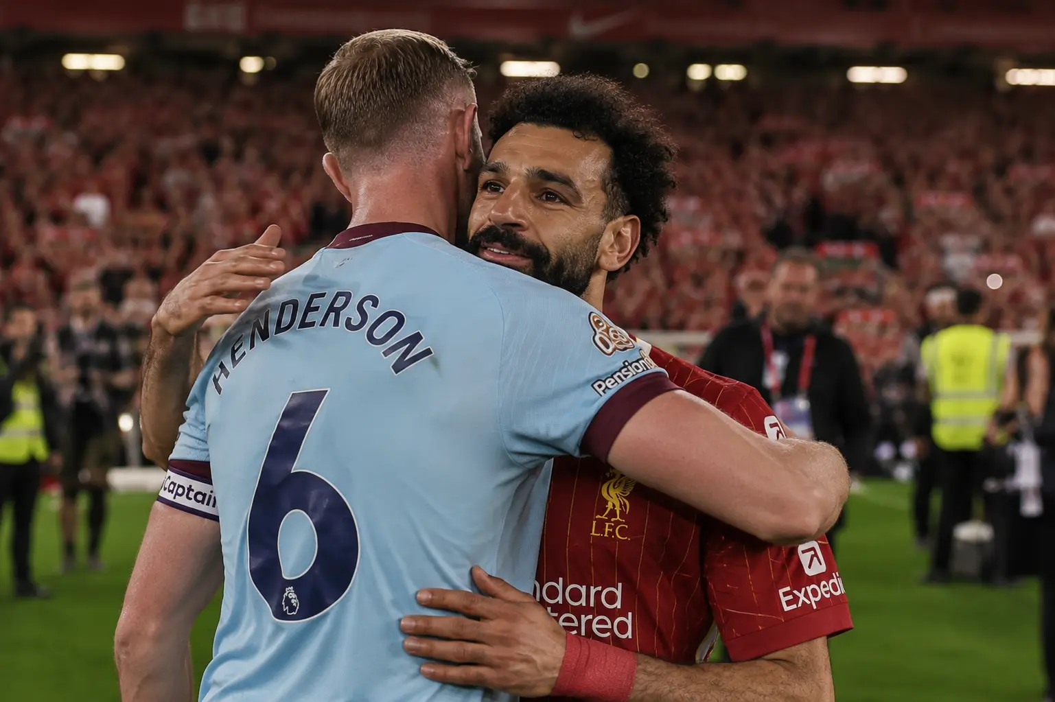 جوردان هندرسون وهو يعانق محمد صلاح بعد نهاية المباراة